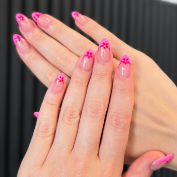 Beautiful manicure design by SUNFLOWER NAILS